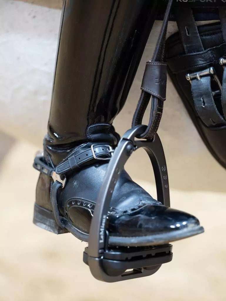 LeMieux Vector Close Contact Stirrup Leather 5 LeMieux Vector Close Contact Stirrup Leather - Image 3