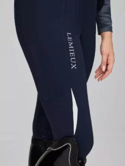 LeMieux Eleanor Ladies Reflective Pull On Breeches Navy 29 LeMieux Eleanor Ladies Reflective Pull On Breeches Navy -Exquisite Equestrian Equipment Store lm aw23 studio fashion hr 1758 copy 1 3 jpg